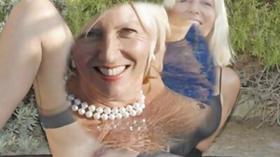 Vruća mama Arya prikazuje svoje trudno tijelo na golišavskoj plaži