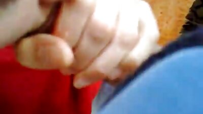 Par se jebao na svom krevetu koji završava sa spermom po njenoj mački