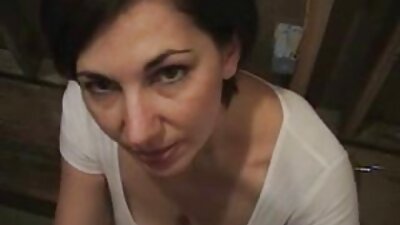 Žena na snimanju koristi svoj prvi dildo